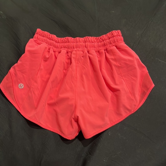 Lululemon Hotty hot shorts SIZE 4!! - Picture 3 of 4